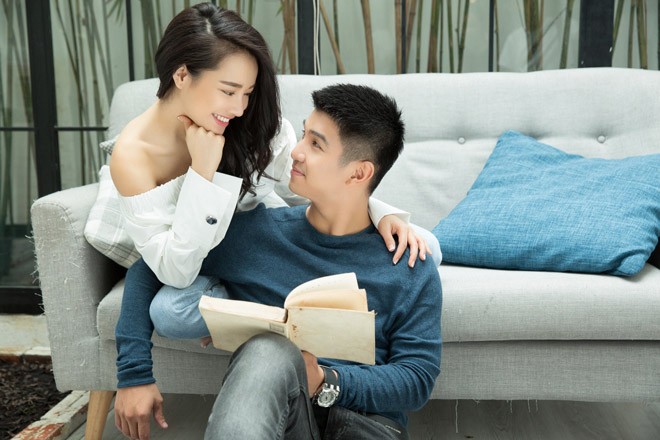 Trong lần phỏng vấn mới đây, Trường Giang đã khiến nhiều khán giả bất ngờ khi công khai bày tỏ tình cảm với bạn gái  Nhã Phương. Không chỉ phủ nhận tin đồn chia tay, anh còn khẳng định nữ diễn viên Tuổi thanh xuân mới là người hiểu mình nhất và khiến anh cảm thấy hạnh phúc nhất.